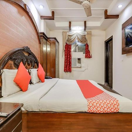 Hotel R Deluxe "Couple Friendly Vaccinated Staff" New Delhi Exteriör bild