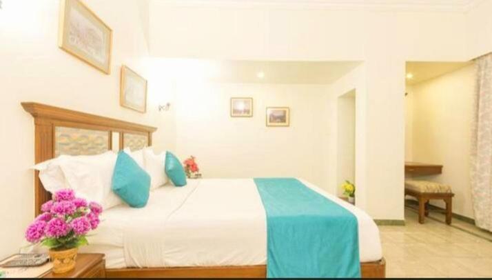 Hotel R Deluxe "Couple Friendly Vaccinated Staff" New Delhi Exteriör bild