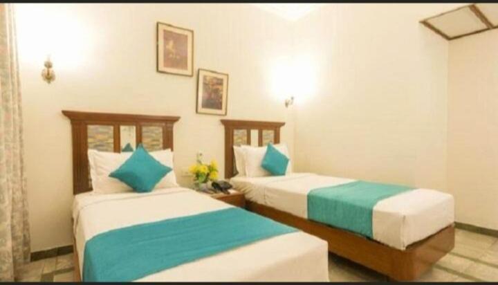 Hotel R Deluxe "Couple Friendly Vaccinated Staff" New Delhi Exteriör bild