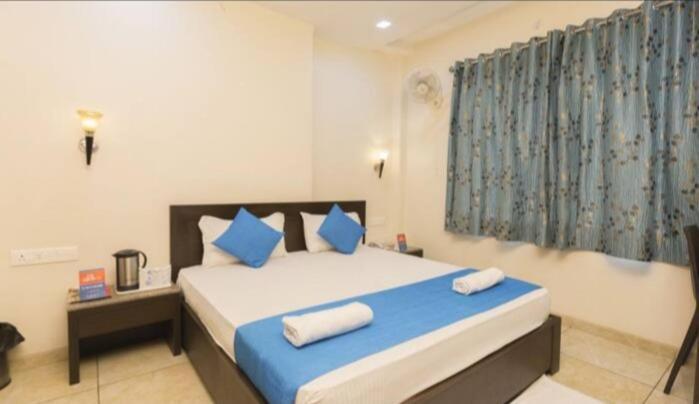 Hotel R Deluxe "Couple Friendly Vaccinated Staff" New Delhi Exteriör bild