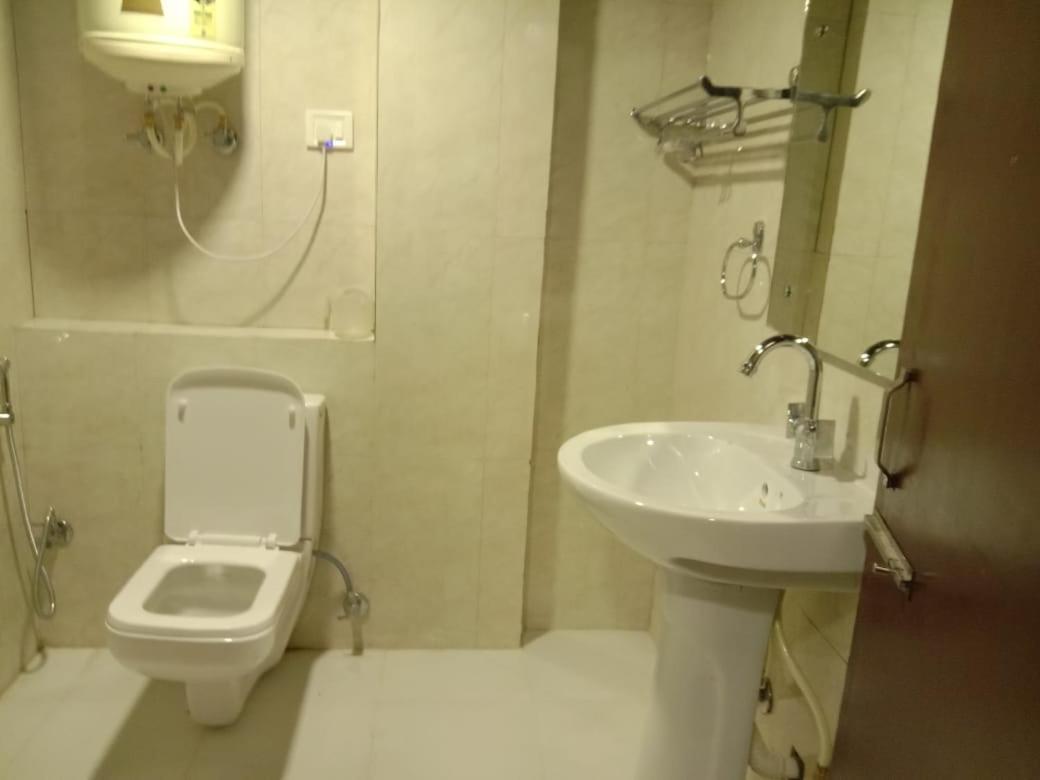 Hotel R Deluxe "Couple Friendly Vaccinated Staff" New Delhi Exteriör bild
