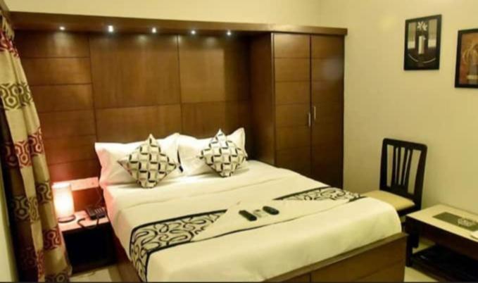 Hotel R Deluxe "Couple Friendly Vaccinated Staff" New Delhi Exteriör bild