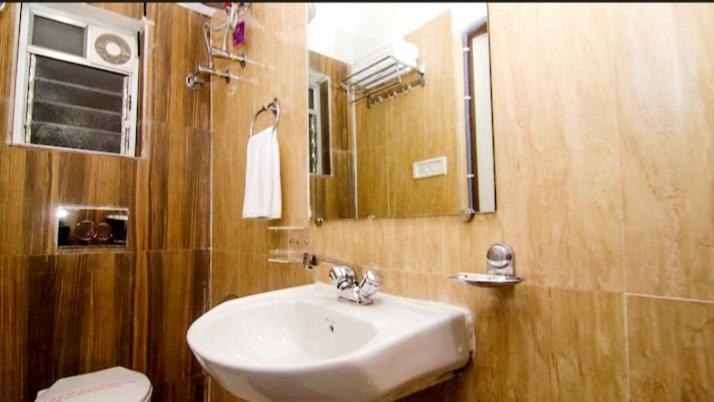 Hotel R Deluxe "Couple Friendly Vaccinated Staff" New Delhi Exteriör bild