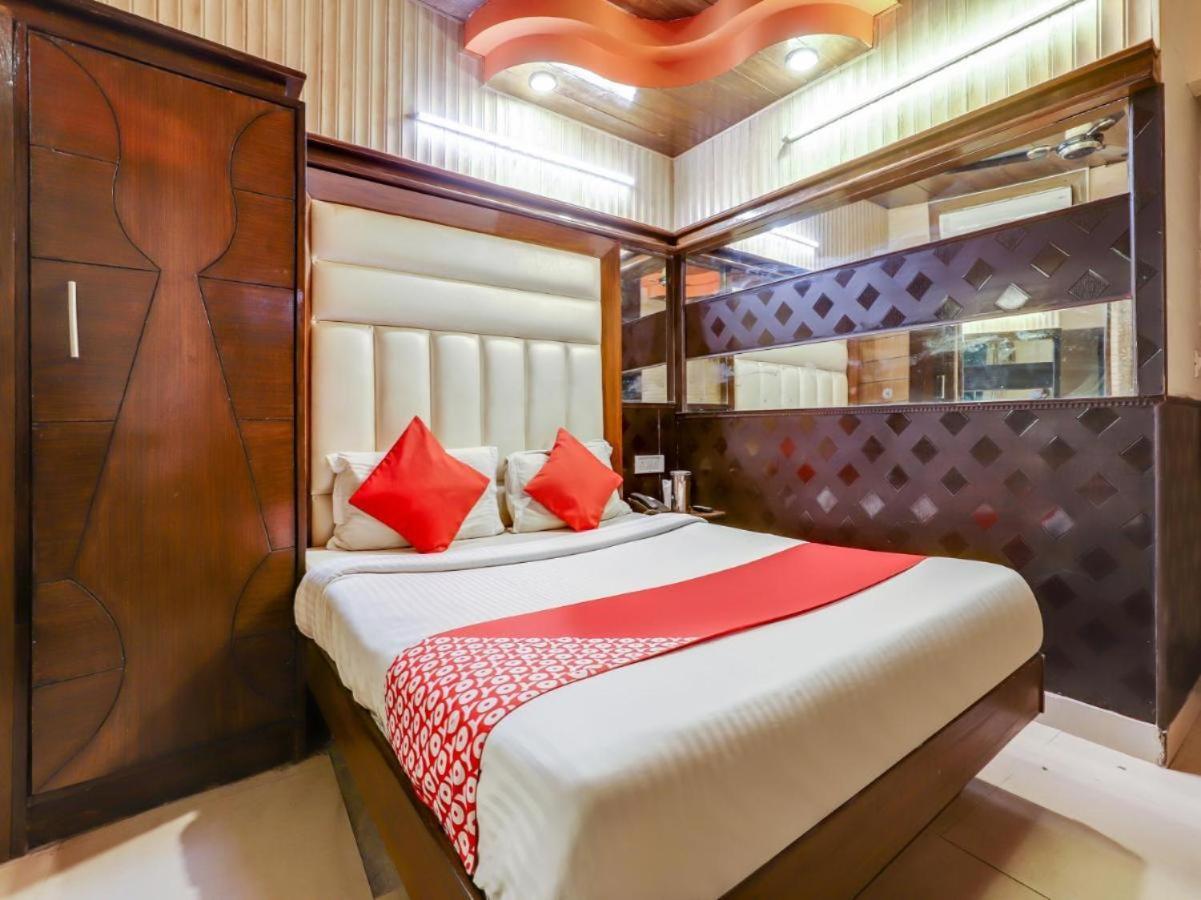 Hotel R Deluxe "Couple Friendly Vaccinated Staff" New Delhi Exteriör bild