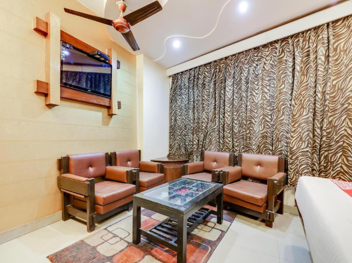 Hotel R Deluxe "Couple Friendly Vaccinated Staff" New Delhi Exteriör bild