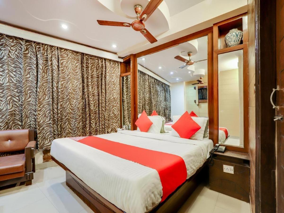 Hotel R Deluxe "Couple Friendly Vaccinated Staff" New Delhi Exteriör bild