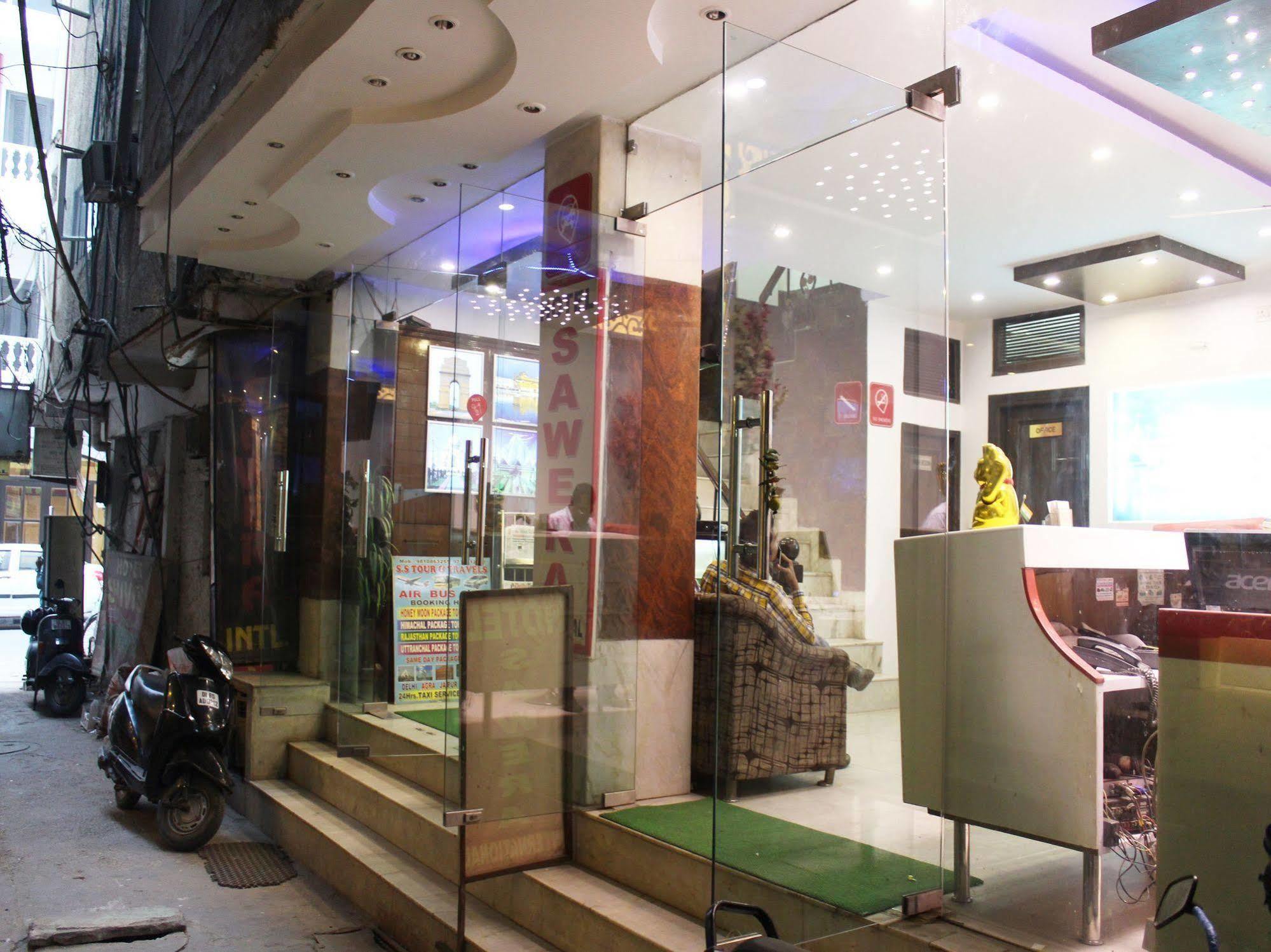 Hotel R Deluxe "Couple Friendly Vaccinated Staff" New Delhi Exteriör bild