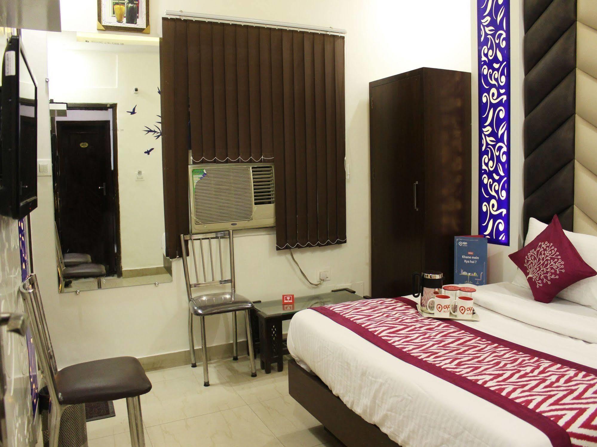 Hotel R Deluxe "Couple Friendly Vaccinated Staff" New Delhi Exteriör bild