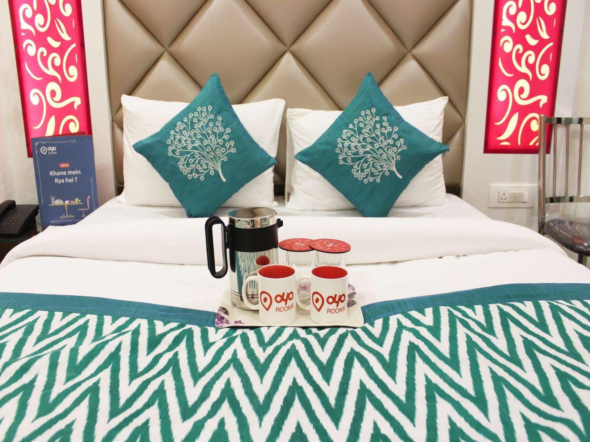 Hotel R Deluxe "Couple Friendly Vaccinated Staff" New Delhi Exteriör bild