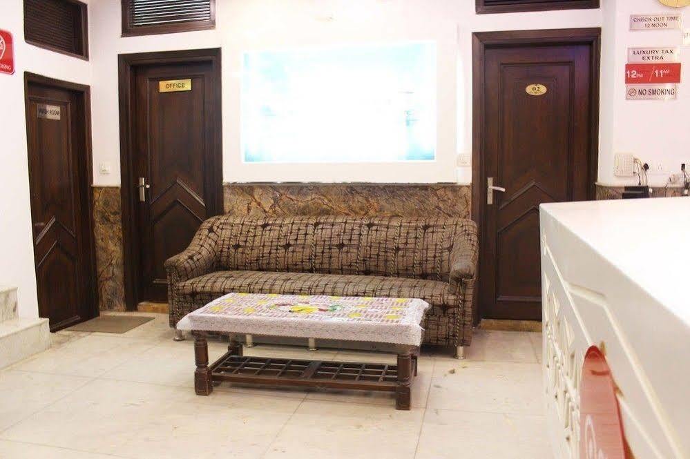 Hotel R Deluxe "Couple Friendly Vaccinated Staff" New Delhi Exteriör bild