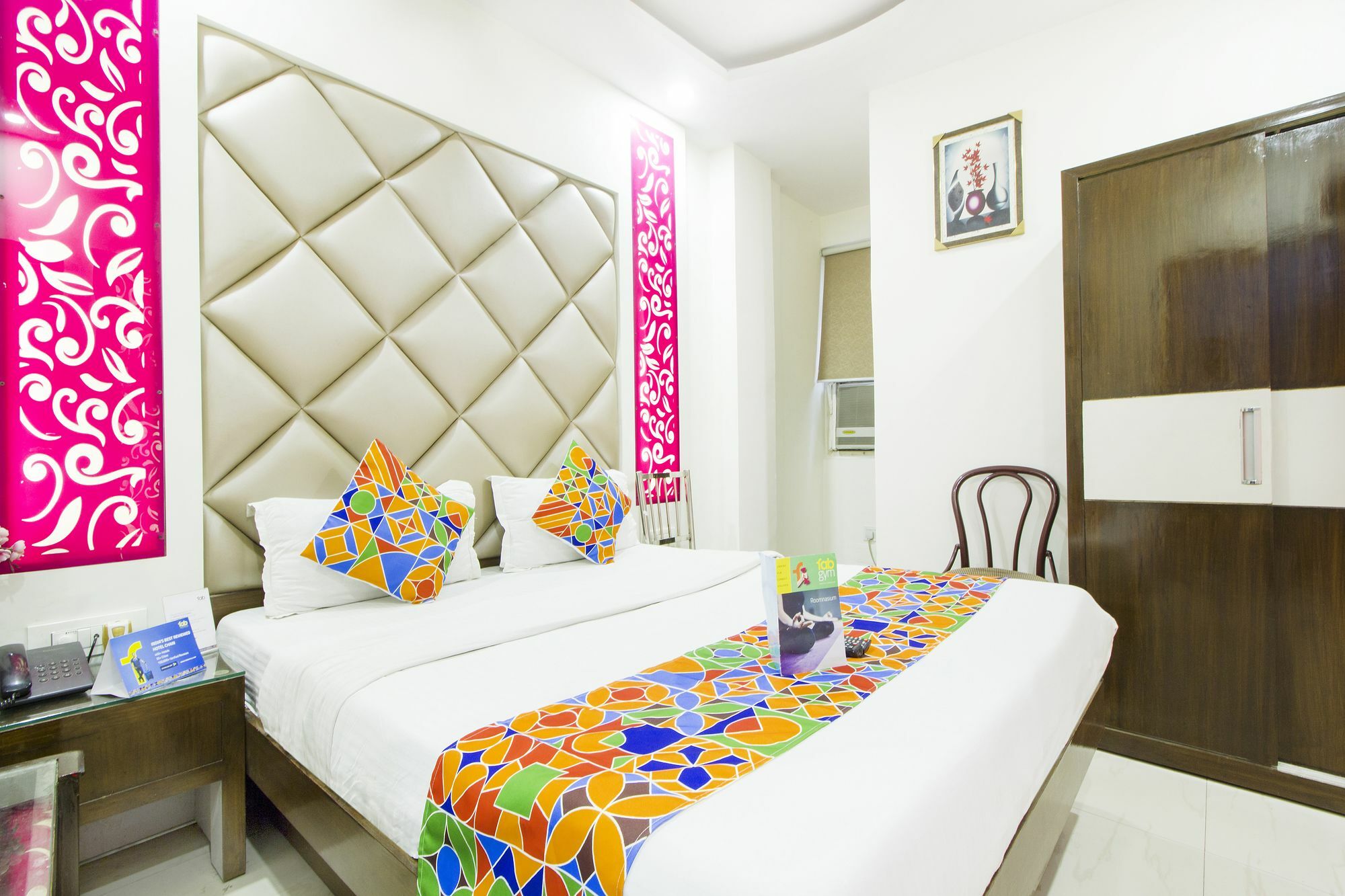 Hotel R Deluxe "Couple Friendly Vaccinated Staff" New Delhi Exteriör bild
