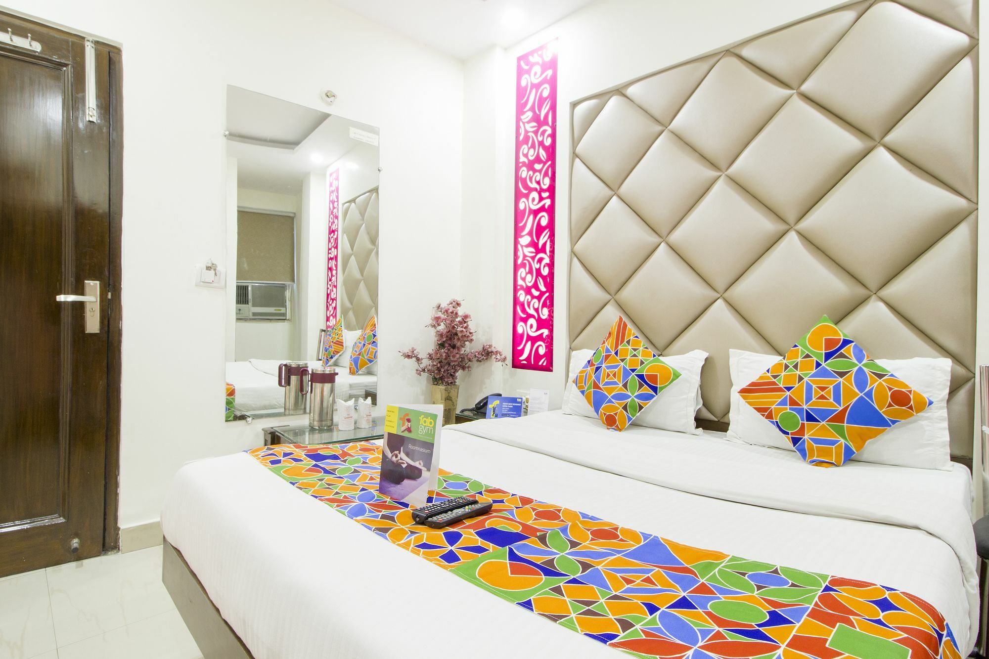 Hotel R Deluxe "Couple Friendly Vaccinated Staff" New Delhi Exteriör bild