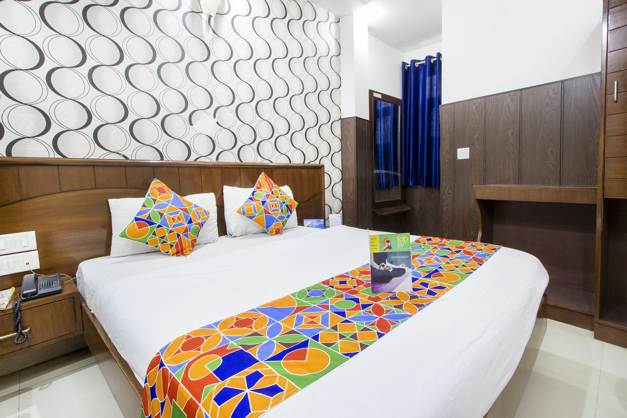 Hotel R Deluxe "Couple Friendly Vaccinated Staff" New Delhi Exteriör bild